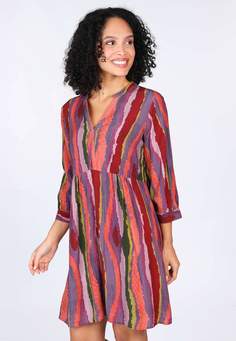 Kleid mit einem lebhaften, mehrfarbigen Streifenmuster in den Farben Lila, Rot, Grün und Pink, mit einem V-Ausschnitt und dreiviertellangen Ärmeln.