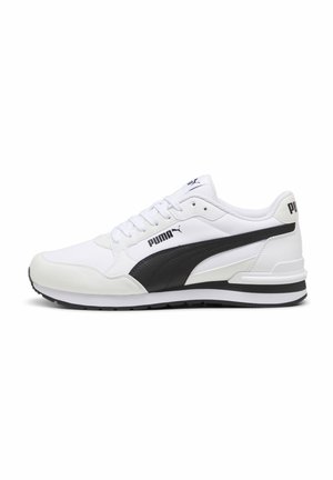 Baskets blanches Puma avec bande noire et logo, design à lacets et semelle en caoutchouc, vues de côté.