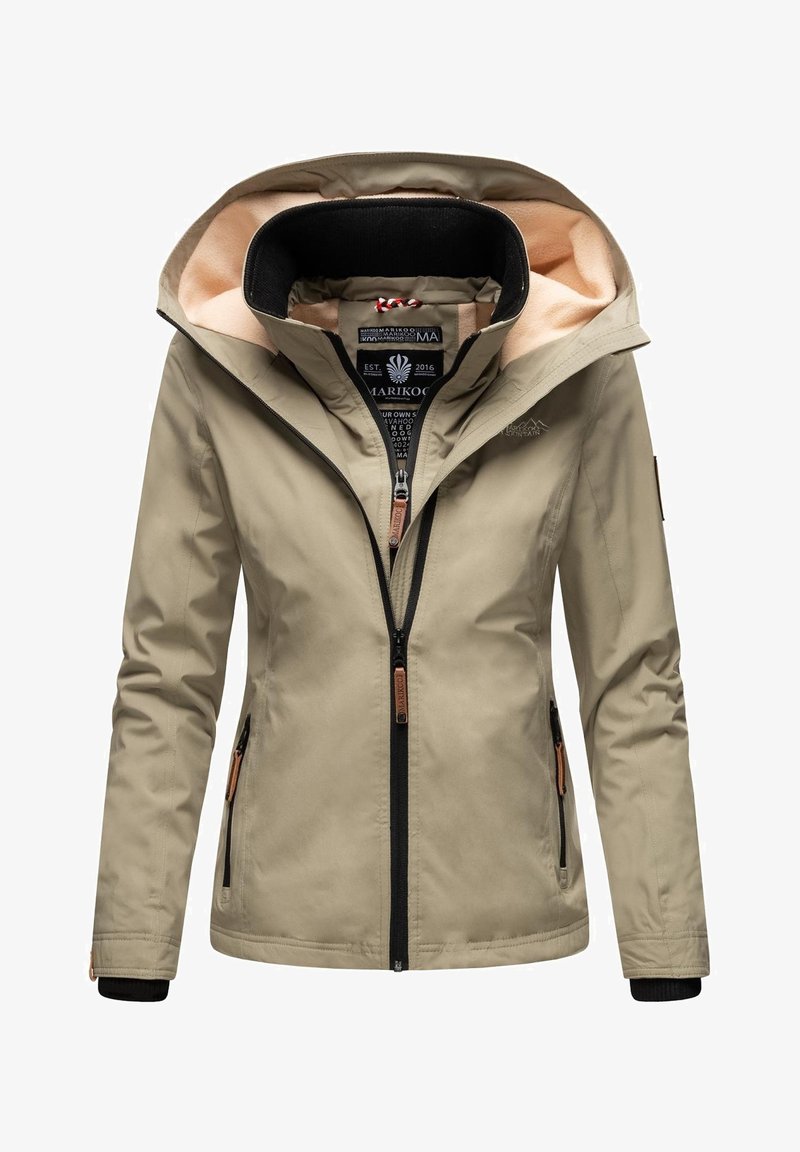 Veste beige pour femme avec capuche, col intérieur noir, fermeture éclair devant et poches latérales zippées, présentée sur fond blanc.