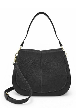 Sac à épaule en cuir granuleux noir avec fermeture à rabat, ferrures dorées et bandoulière réglable amovible.