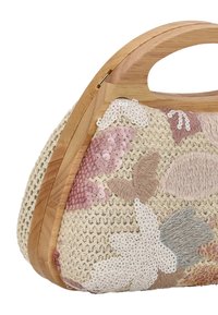 Geflochtene Handtasche mit einem Holzgriff, verziert mit einem Blumenmuster in Pastellfarben und Pailletten auf cremefarbenem Hintergrund. Strukturierte Oberfläche.