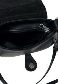 Borsa in pelle nera con finitura liscia, interno non foderato, tasca con zip e chiusura a scatto magnetico. La tracolla è regolabile.
