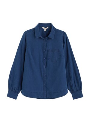 Camisa de botón azul marino, con mangas abullonadas largas, cuello, un bolsillo en el pecho y una textura suave con un acabado liso.