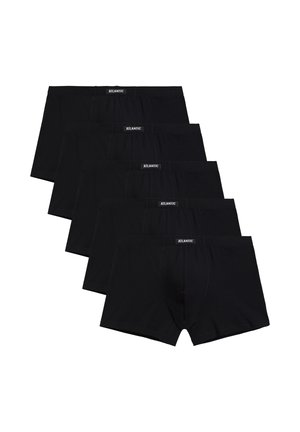 Pięć par czarnych męskich bokserów z elastycznymi pasami oznaczonymi „Atlantic”, ułożonych w przesunięty stos na białym tle.