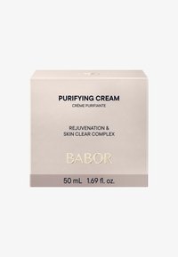 Boîte de crème purifiante en beige clair avec une finition mate. Le texte noir inclut le nom du produit et les détails. Taille : 50 mL, 1,69 fl. oz.