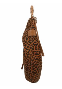 Borsa a stampa leopardata marrone con design in finta pelle testurizzata, manico intrecciato e una patch rettangolare con logo sul lato.