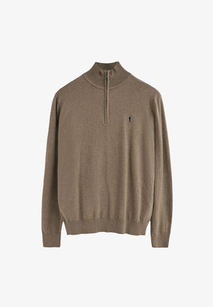 Brązowy sweter z dzianiny z wysokim kołnierzem i pół zamkiem, z długimi rękawami i prążkowanym dołem. Małe logo na lewej piersi.