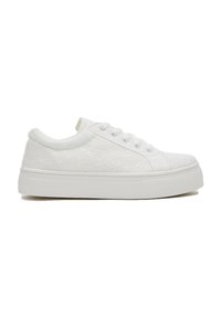 Zapatillas blancas con patrón floral, parte superior texturizada, punta redonda, cierre de cordones y suela de goma blanca gruesa.