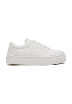 Zapatillas blancas con patrón floral, parte superior texturizada, punta redonda, cierre de cordones y suela de goma blanca gruesa.