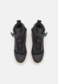 Svarta högstövlade sneakers med en texturerad design, tillverkade av nät- och mockamaterial, snörning framtill, justerbart spänne och en benfärgad sula.