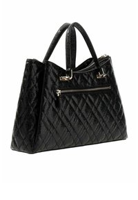 Sac à main noir matelassé avec finition brillante, doté de deux poignées, d'une poche extérieure zippée et d'accents métalliques.