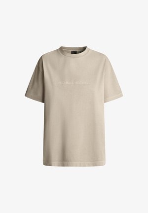 T-shirt in cotone beige con maniche corte, scollatura rotonda e un sottile logo "RED BULL RACING" stampato in un colore chiaro sul petto.