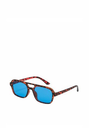 Lunettes de soleil à monture écaille avec des verres rectangulaires bleu vif et un design à double pont.