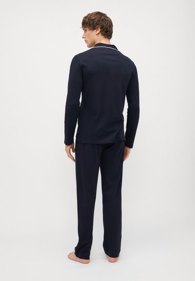 Tums zila ilgstoša piedurkņu pidžamu komplekts ar apkakles augšu un atbilstošām biksēm, izgatavots no mīksta materiāla, ar brīvu piegriezumu un bez redzamām raksts.