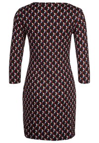 Robe noire à manches longues avec un motif géométrique composé de formes rouges, blanches et bleues, coupe ajustée, texture de tissu lisse.