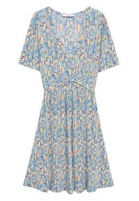 Blumenkleid in Hellblau mit kurzen Ärmeln, tailliertem Bund und fließendem Rock. Besitzt bunte Muster von Blumen und Grünpflanzen.