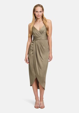 Olivegrünes Midikleid aus glattem Satin mit V-Ausschnitt, gerafftem Oberteil und Wickeldesign, das einen asymmetrischen Saum und Schlitze aufweist.