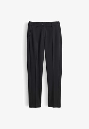 Schwarze maßgeschneiderte Hose mit Gürtelschlaufen, seitlichen Taschen, vorderer Knopfleiste und Reißverschluss, flach auf weißem Hintergrund präsentiert.