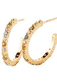 Guld hoops øreringe med en struktureret design, prydet med multicolore ædelsten, herunder gule, blå og klare krystaller.