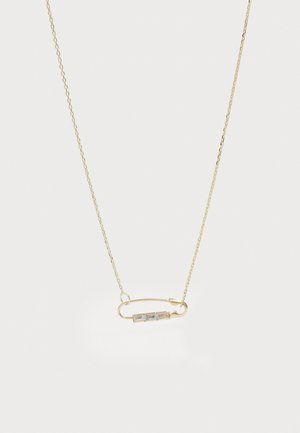 Guld färgad kedja halsband med en säkerhetsnål design som har tre små, klara ädelstenar inlagda i en horisontell rad.
