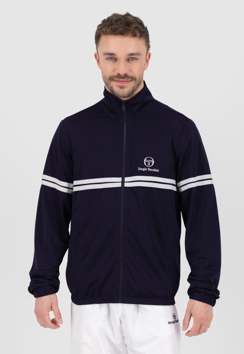 Marinefarbene Sportjacke mit weißen horizontalen Streifen, Reißverschluss und strukturiertem Stoff. Mit Stehkragen und Logo auf der Brust.