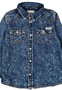Camicia in denim blu medio con texture sbiadita, chiusura con bottoni, colletto a punta, due tasche sul petto e etichetta con il marchio sul risvolto.