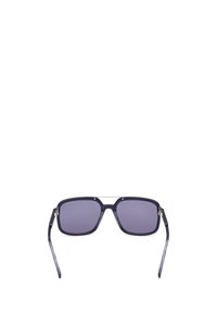 Čtvercové sluneční brýle s tmavě modrými obroučkami a gradientními šedými skly. Obsahují kovový nosník a štíhlé, průhledné straničky.