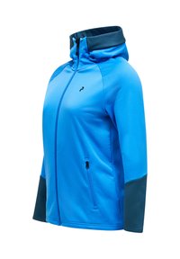 Blauwe softshell jas met capuchon, voorzien van een ritssluiting en zijzak. Geaccentueerd met donkerblauwe panelen op de mouwen en kraag.