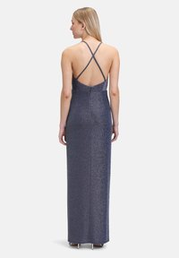 Metallic dunkelblaues Maxikleid mit einer figurbetonten Silhouette, Kreuz-Trägern und einem offenen Rücken. Glatte Textur mit einem leichten Schimmer.