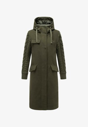 Olivovo zelený dlhý kabát s kapucňou, detaily rukávov v pletenom vzore, predné zapínanie na gombíky a dve bočné vrecká. Textúrovaná látka po celom povrchu.