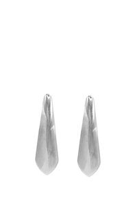 Pendientes de metal plateado con un diseño cónico, que presentan una textura pulida y extremos afilados. Estética elegante y minimalista.
