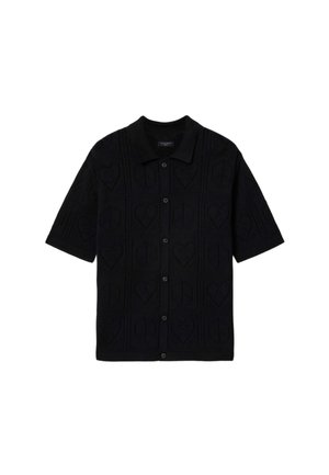 Sort kortærmet strikket skjorte med knapper og krave, med et tekstureret hjerte- og geometrisk mønster over hele stoffet.