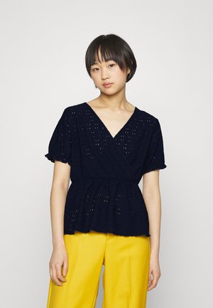 Vero Moda Petite VMULRIKKE BRODERIE ANGLAIS - Μπλουζάκι με στάμπα - navy blazer