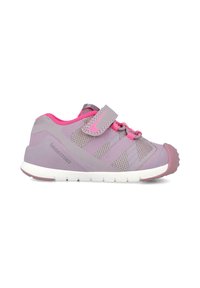 Scarpe da ginnastica rosa e viola per bambini con pannelli in rete, cinturino in Velcro, lacci elastici e suola bianca flessibile, vista laterale.
