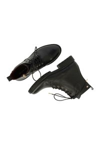 Botas de cuero negro hasta el tobillo con puntera redonda, tacón redondeado y herrajes dorados en ojales. Cuenta con cordones, una suela texturizada y una lengüeta.