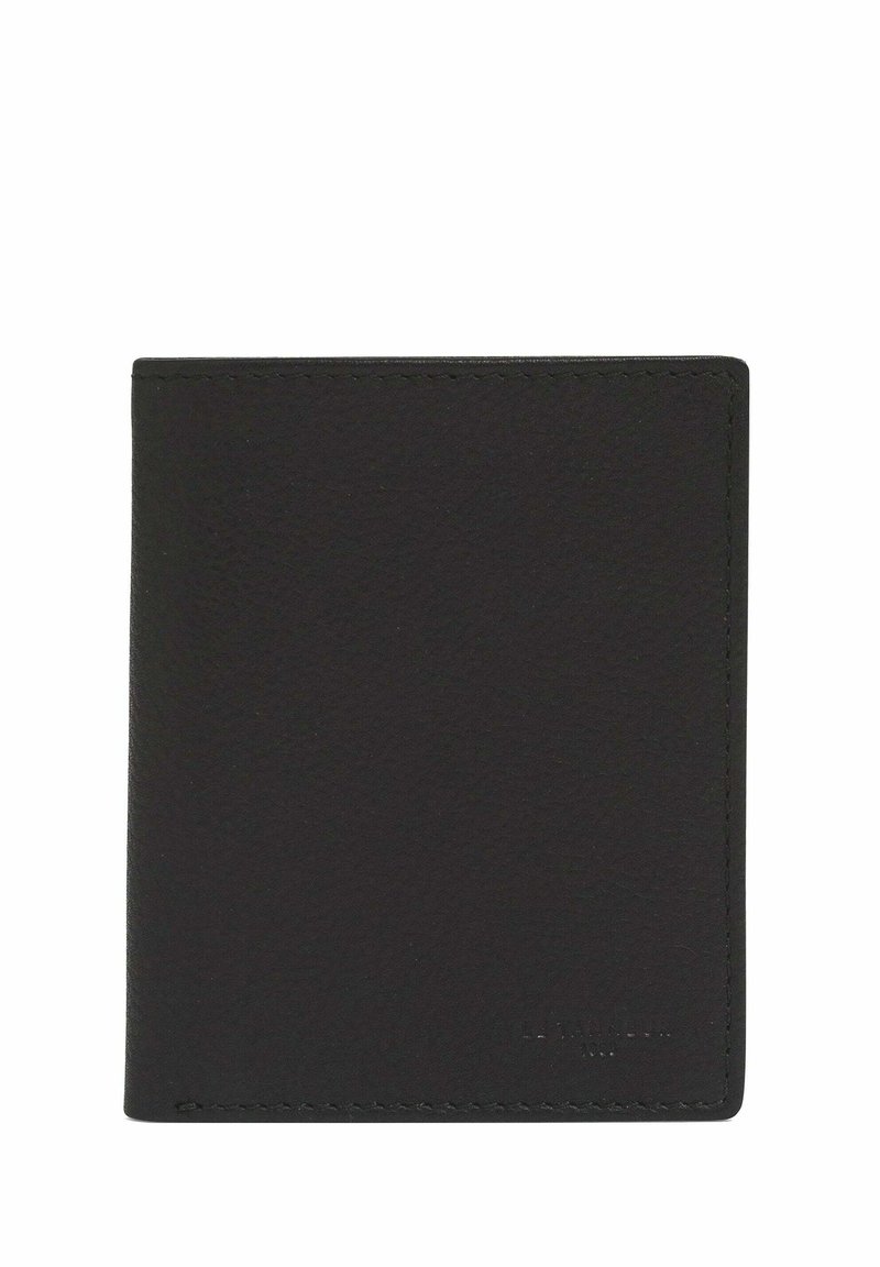 Cartera de cuero negro con una textura suave, diseño plegado y costuras visibles alrededor de los bordes. Branding minimalista en la parte inferior.