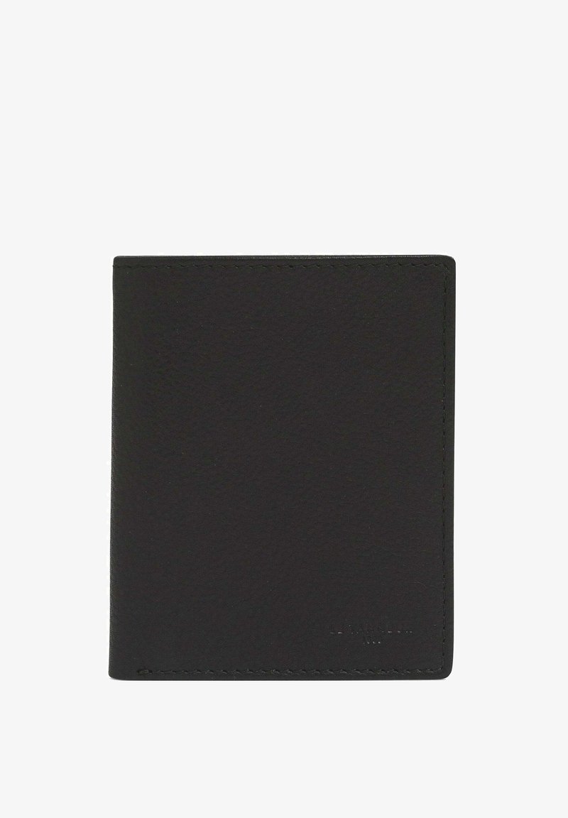 Cartera de cuero negro con una textura suave, diseño plegado y costuras visibles alrededor de los bordes. Branding minimalista en la parte inferior.