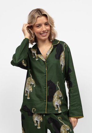 Groene pyjama-set met luipaard- en zwarte panterprints, voorzien van gele biesjes op de kraag en manchetten, gemaakt van zachte stof met knoopsluiting.