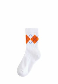 Weißer Baumwollsocken mit geripptem Bündchen, das auf der Seite ein orange-blaues Argyle-Muster aufweist. Weiche Textur, knöchellang.