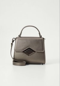 Hall toonist nahast rahakott struktureeritud disainiga, millel on ülemine käepide ja reguleeritav õlarihm. Esiküljel teemantkujuline logo.