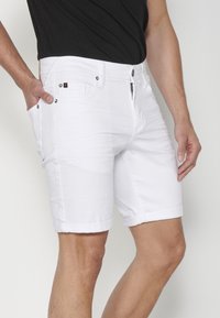 Koroshi BERMUDA STRETCH REGULAR COLORS BERMUDA STRET - Jeansshorts - blanco