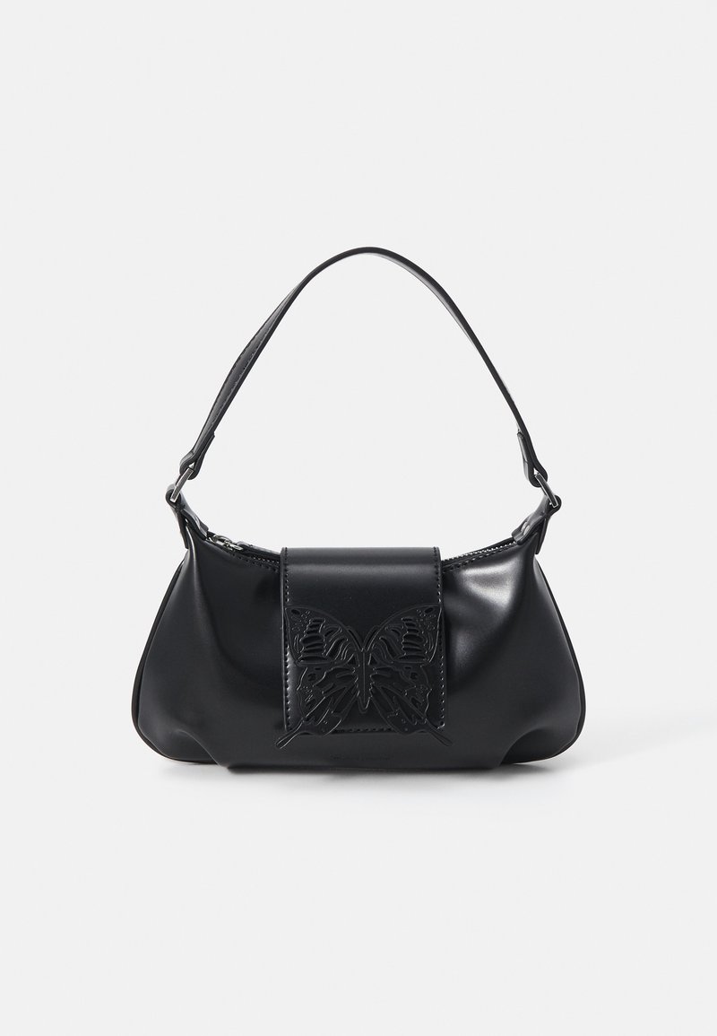 Sac à main en cuir noir avec un design arrondi, présentant un motif de papillon décoratif sur le rabat avant et une seule poignée.
