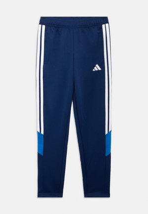 Marineblaue Sporthose mit weißen Seitenstreifen, blauen Knieeinsätzen, elastischem Bund und weißem Adidas-Logo am Oberschenkel.