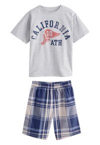 T-shirt en coton gris avec un motif imprimé rouge et bleu "CALIFORNIA ATH 10", associé à un short à carreaux bleu marine et crème avec une taille élastique.