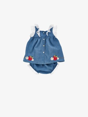 Blaues Baby-Kleid mit weißen Spitzenrüschen, bestickten Erdbeeren und Blumen, Knopfleiste vorne und passenden Bloomers mit Spitzenbesatz.
