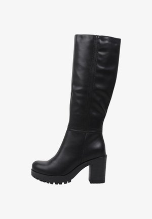 Botte en cuir noire montante jusqu'au genou avec un talon haut épais et une semelle rainurée, détail de couture latérale et bout arrondi.