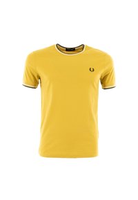 Camiseta de algodón amarilla de manga corta, con cuello redondo y ribete verde contrastante. Pequeño logo bordado en el pecho.