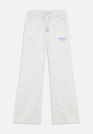 Grå joggebukser laget av myk stoff, med elastisk midjebånd med snøring, sidelommer og en lyseblå logo på forsiden.