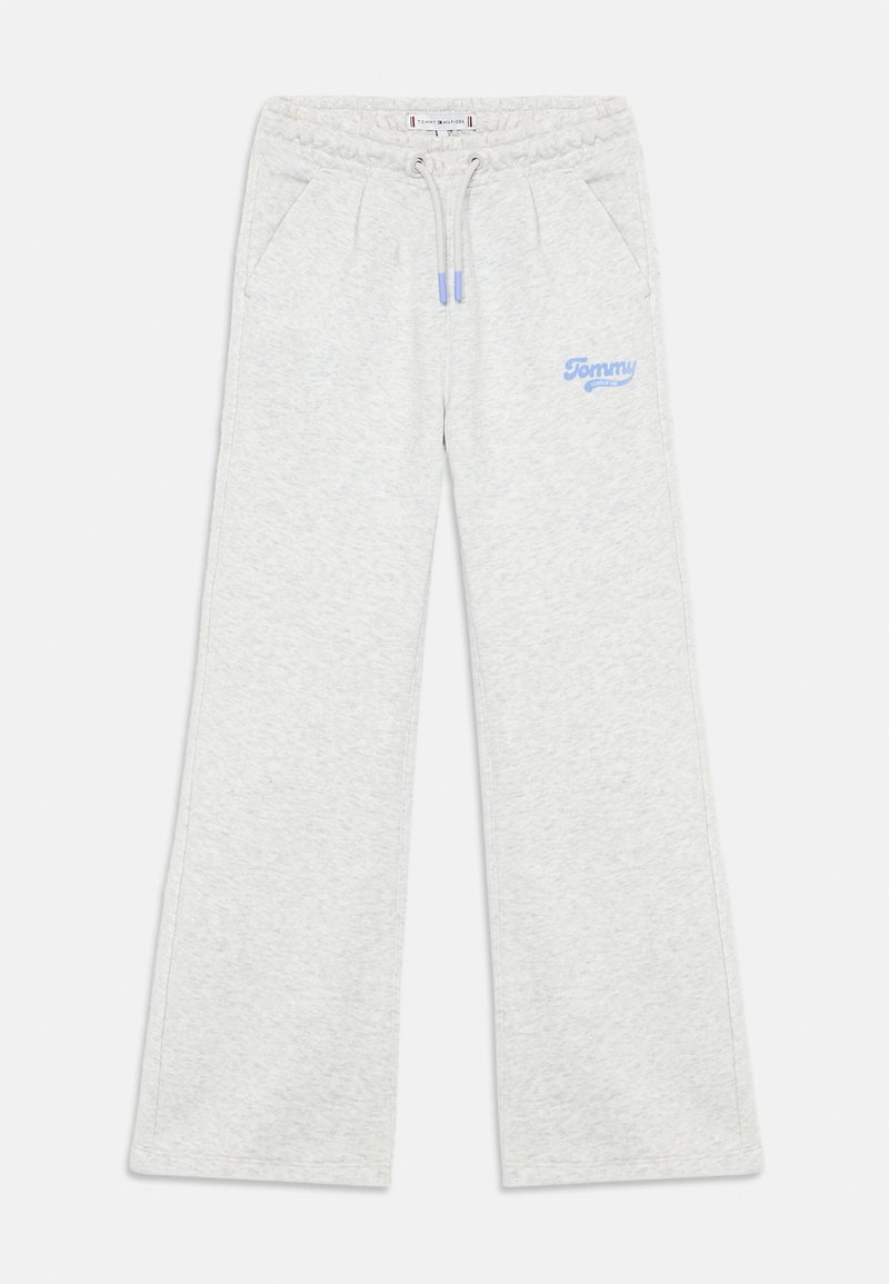 Grå joggebukser laget av myk stoff, med elastisk midjebånd med snøring, sidelommer og en lyseblå logo på forsiden.