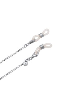 Sølv kæde med en flettet design. Har to gennemsigtige løkker med metal detaljer og fjederlåse. Glat overflade, minimalistisk stil.